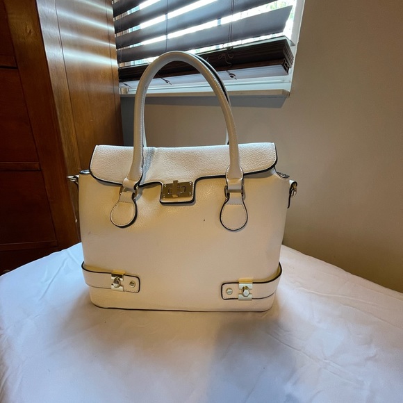 Cream tote bag with gold hardware - Picture 6 of 11